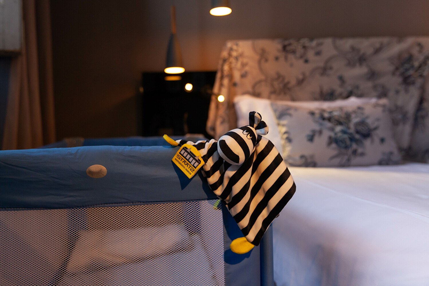 Kinderbett mit STAATS-Kuscheltier
