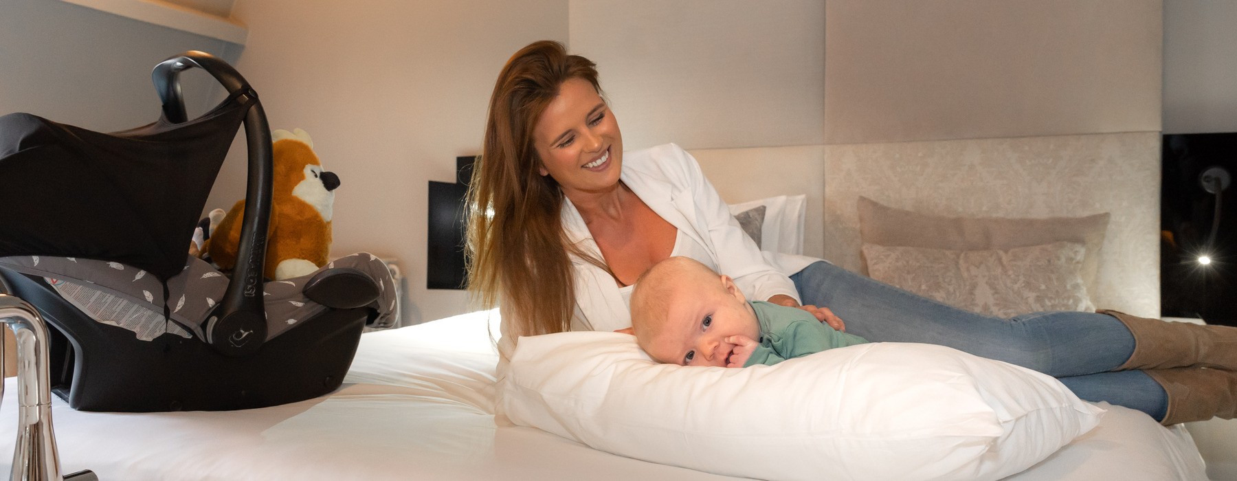 Baby cot with STAATS plush toy