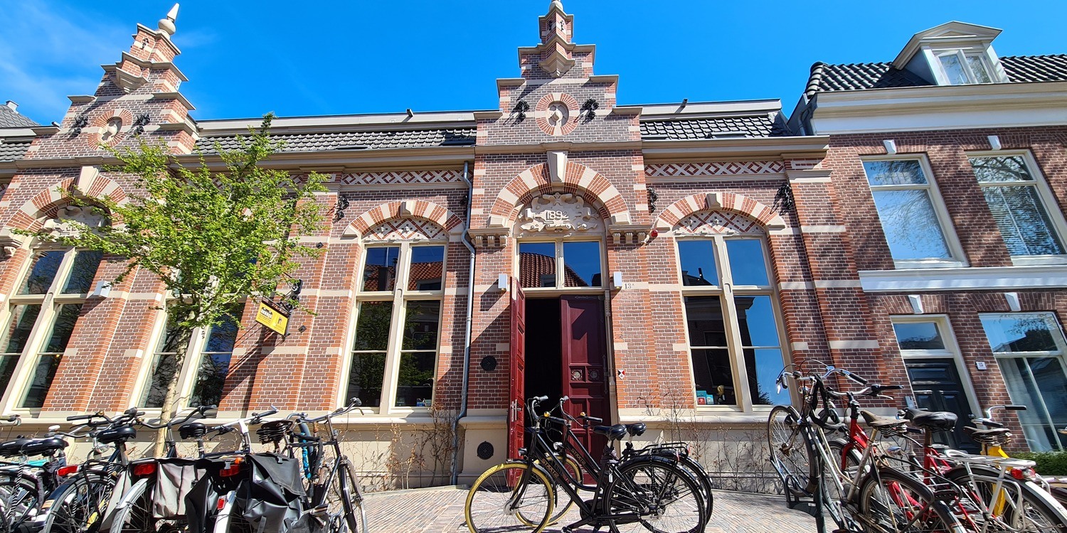 gevel hotel staats Haarlem met fietsen
