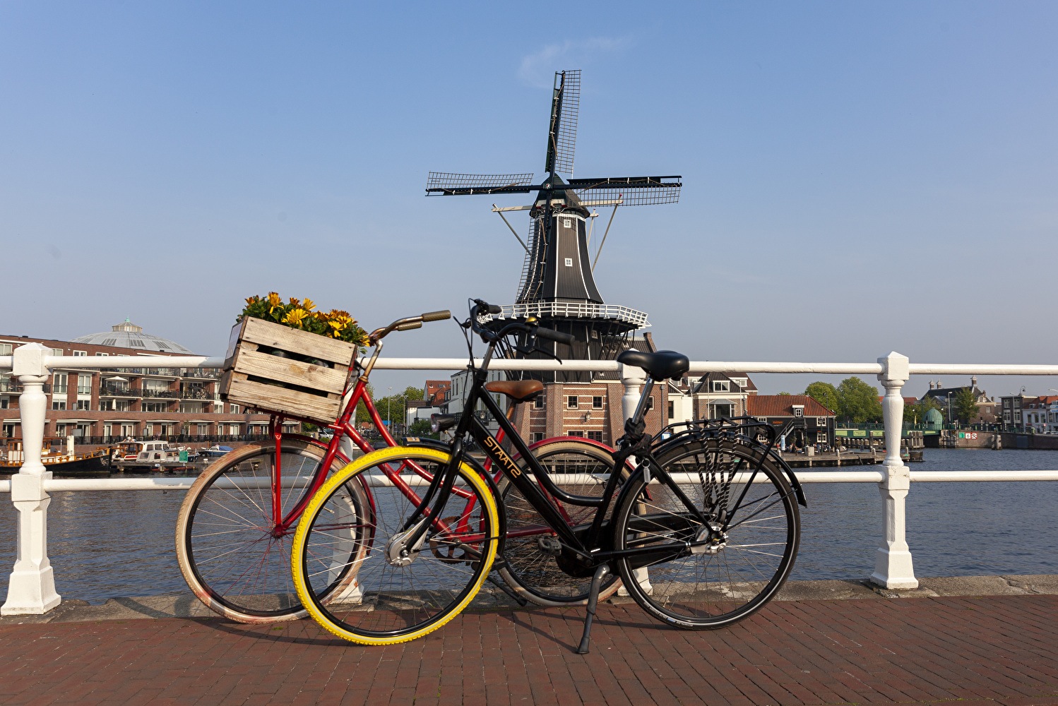 Radfahren bei der Windmühle De Adriaan